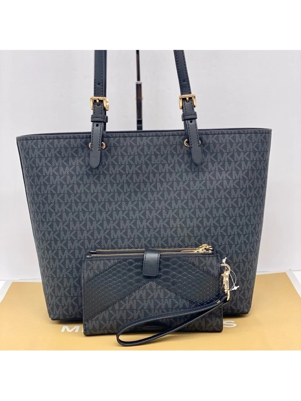 Michael Kors Jet Set Medium Pocket Shoulder Tote Bag And DoubleZip Wallet Set